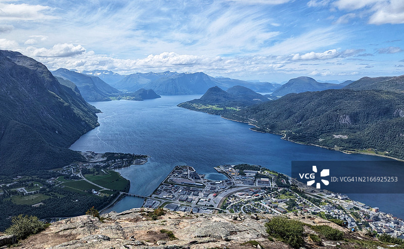 山顶俯瞰伦姆斯达尔峡湾的壮丽景色图片素材