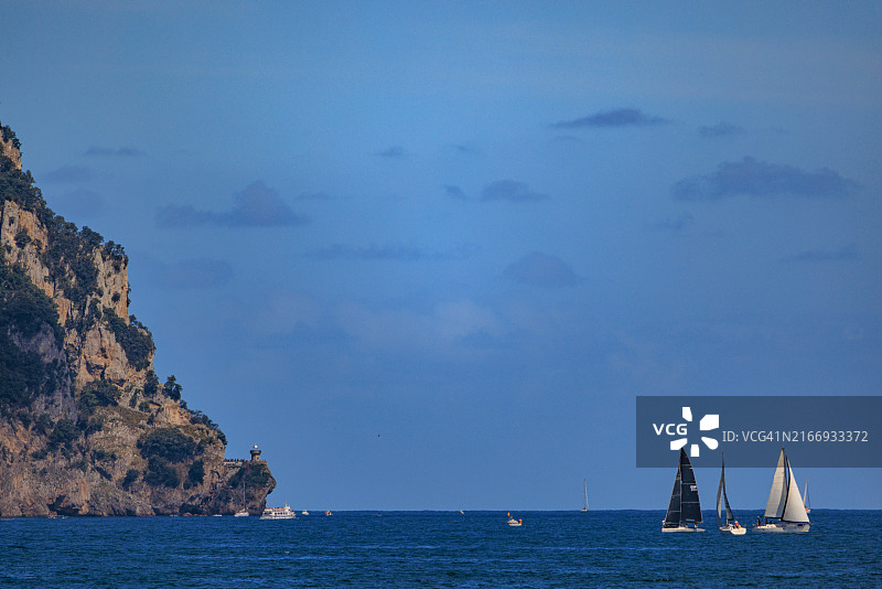 在桑托尼亚雄伟的悬崖和灯塔旁航行图片素材