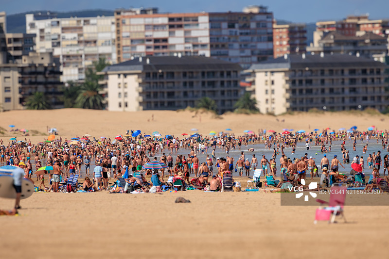 拉雷多海滩拥挤的夏日图片素材