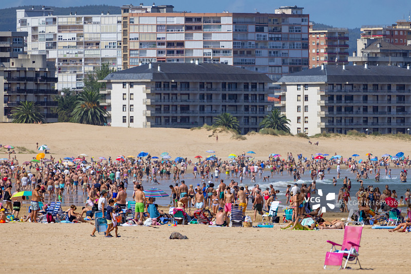 西班牙拉雷多的繁忙城市海滩图片素材