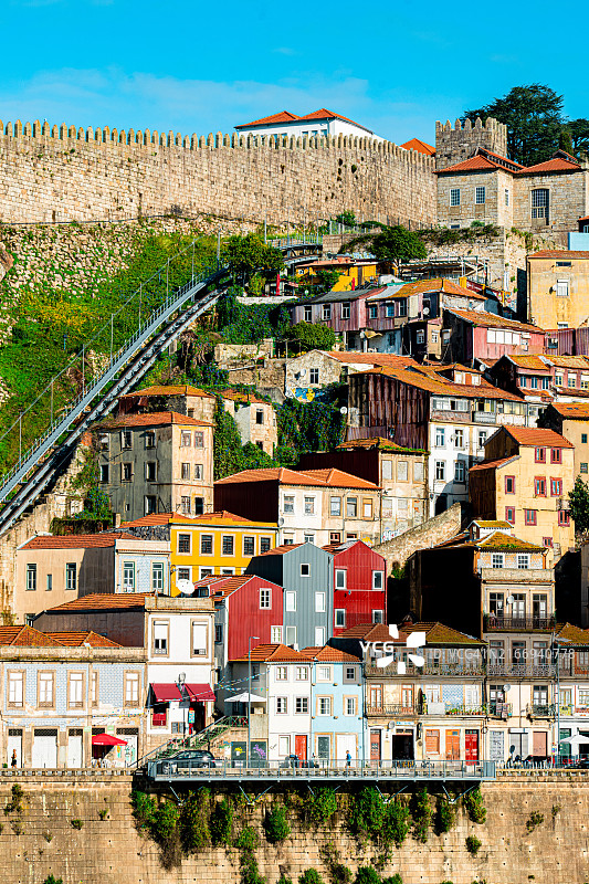 阳光明媚的葡萄牙波尔图老城区景色图片素材