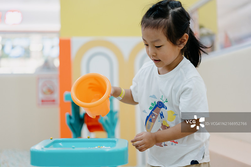 亚洲小女孩在操场上玩耍图片素材