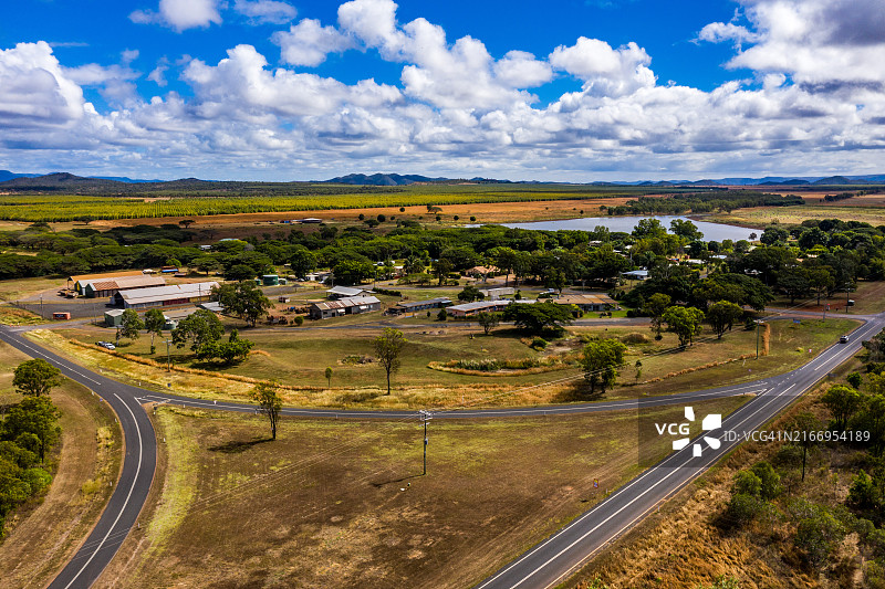 昆士兰州莱克兰郁郁葱葱的景观和乡村生活鸟瞰图图片素材