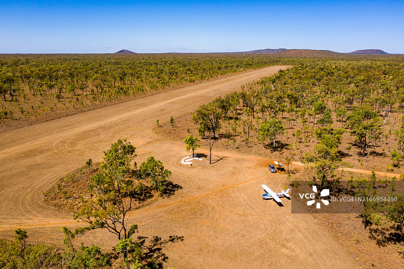 停在澳大利亚内陆偏远土跑道上的小型飞机图片素材