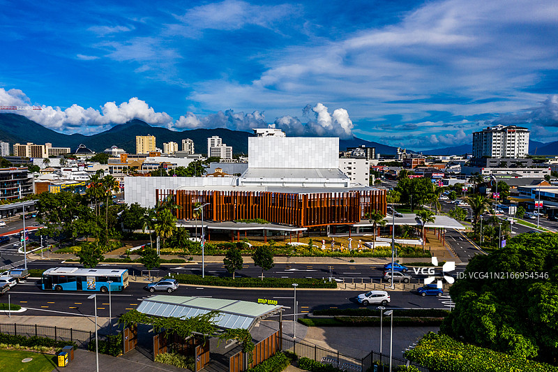 阳光明媚的凯恩斯表演艺术中心图片素材