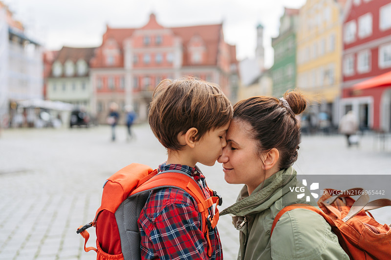 上学前和妈妈说再见图片素材