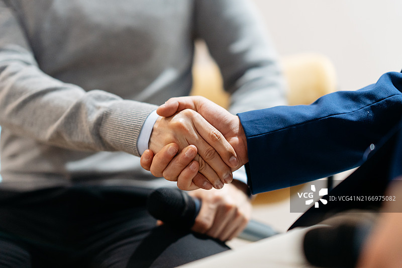 在办公室握手的商人图片素材