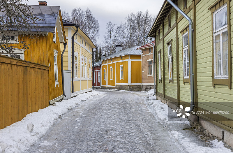 芬兰劳马老城冰冷街道旁的彩色房屋图片素材