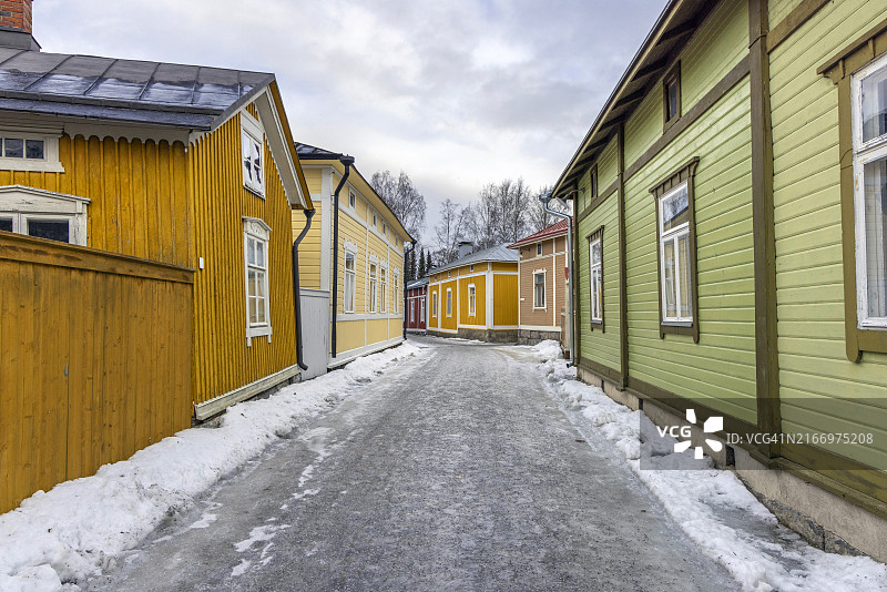 芬兰劳马老城冰冷街道旁的彩色房屋图片素材