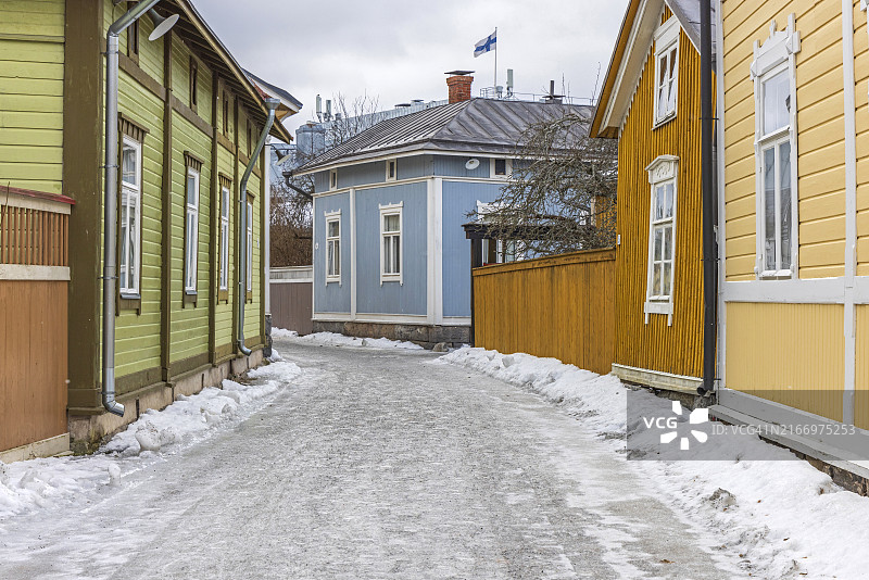 芬兰劳马古镇冬季色彩鲜艳的房屋图片素材