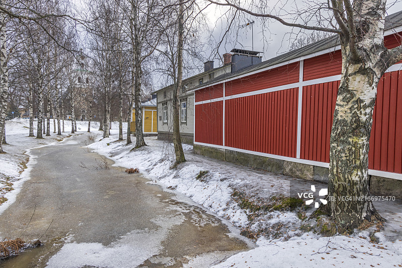 冰冻的河畔树木和劳马古镇的房屋图片素材
