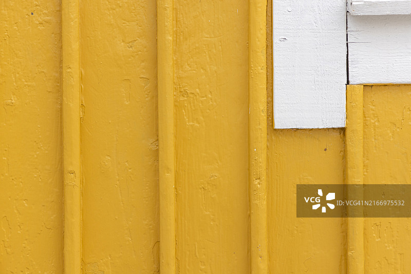 黄色油漆木屋特写图片素材
