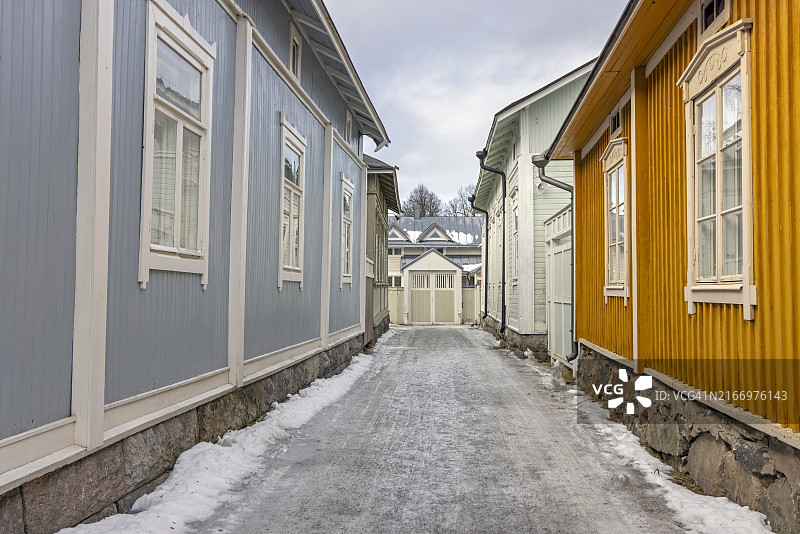 芬兰劳马老城区道路沿线的历史房屋图片素材