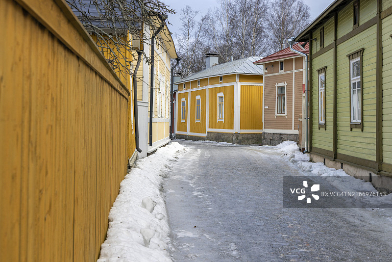 芬兰劳马冰路旁的古老房屋图片素材