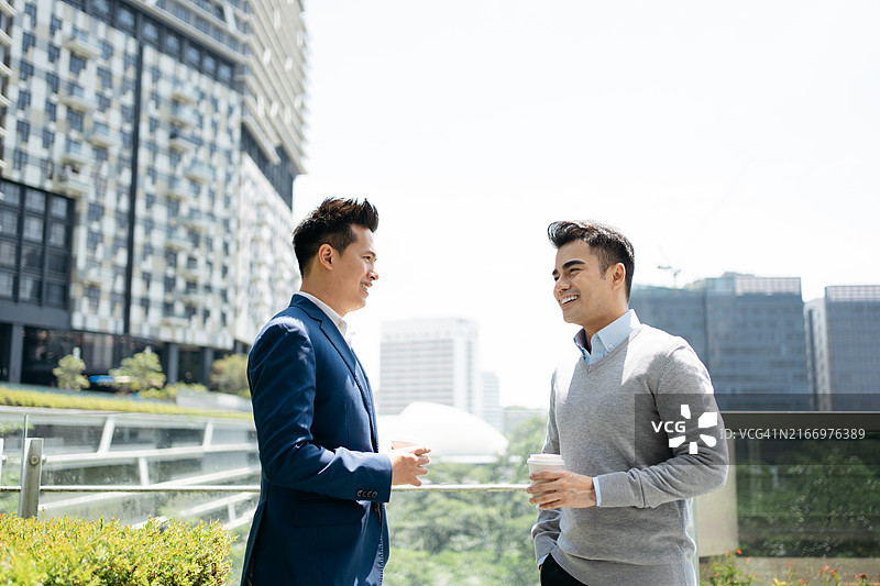 敬业的团队合作：两位专业商人在公司环境中协作图片素材