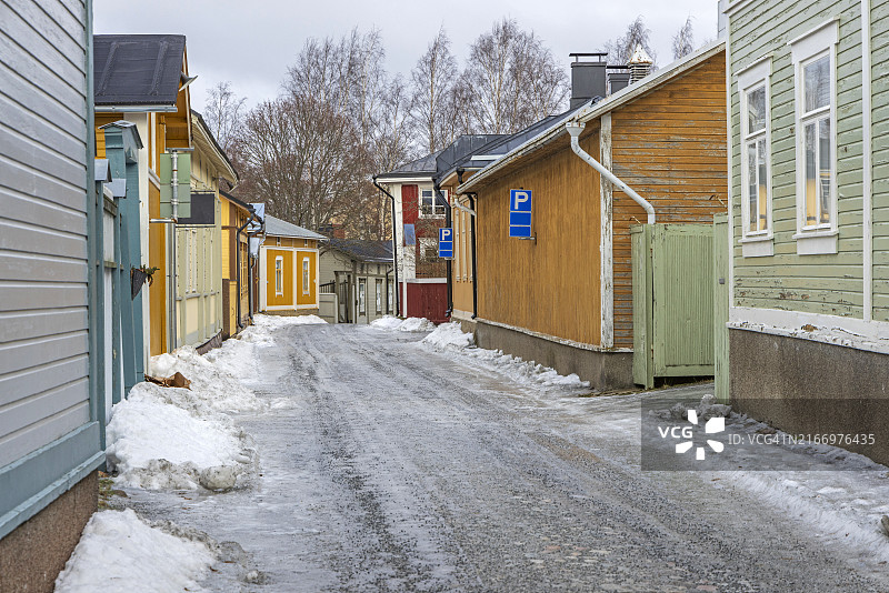 芬兰劳马老城冰冷街道旁的彩色房屋图片素材