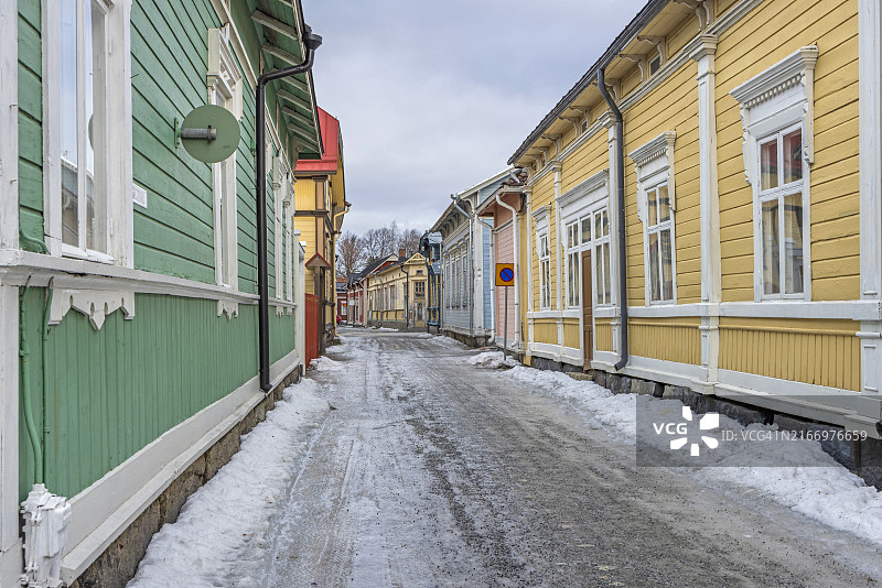 芬兰劳马老城冰冷街道旁的彩色房屋图片素材