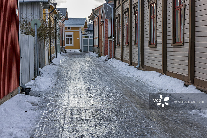 冰雪覆盖的湿滑冰路图片素材