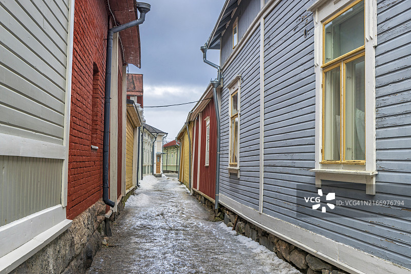 房屋之间的狭窄道路，芬兰劳马古镇图片素材