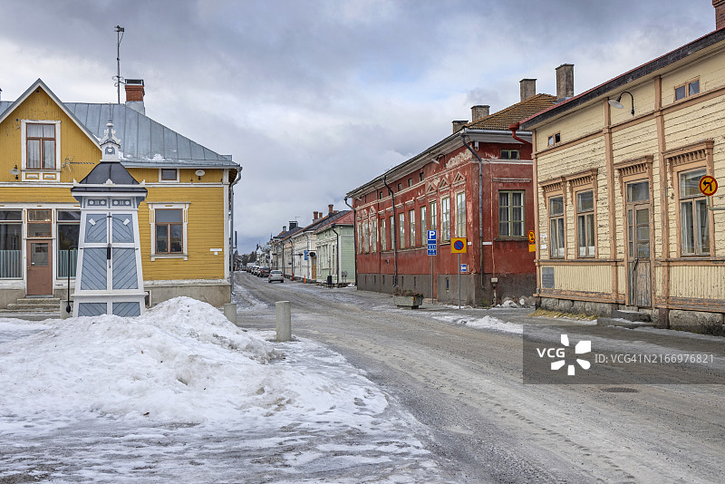 芬兰劳马老城冰冷街道沿线的历史房屋图片素材