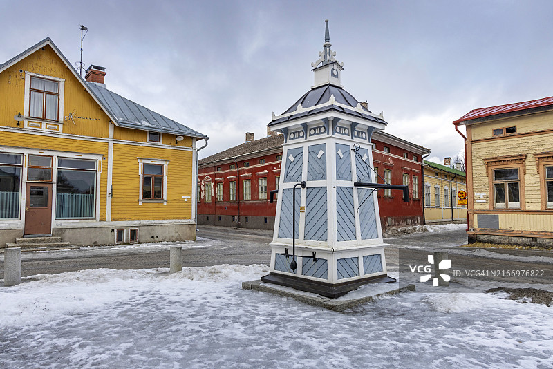 冬季的老劳马房屋和水井，芬兰图片素材