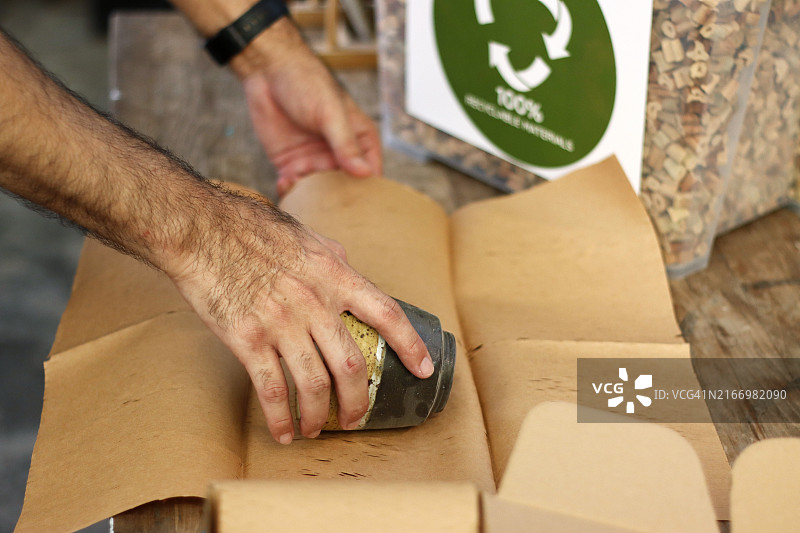 小型零售店零浪费环保标牌包装纸箱图片素材