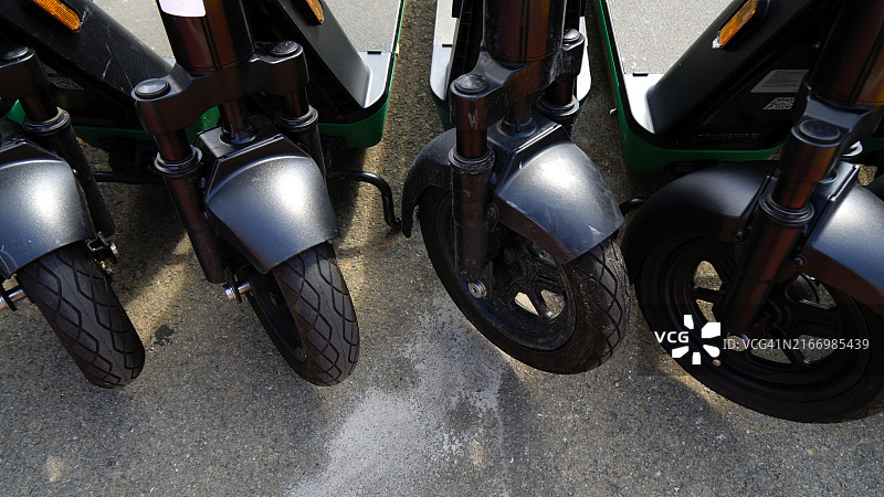 停在街上的一排电动滑板车图片素材