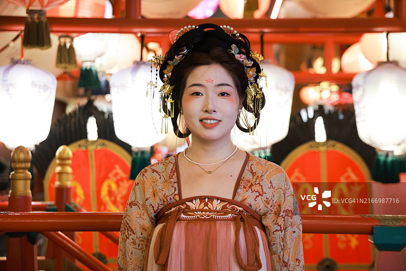 身穿中国传统汉服的女子肖像图片素材