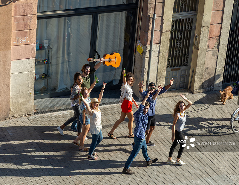 城市里的快乐朋友们图片素材