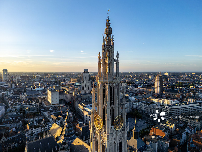 安特卫普城市景观航拍，哥特式风格的圣母大教堂图片素材