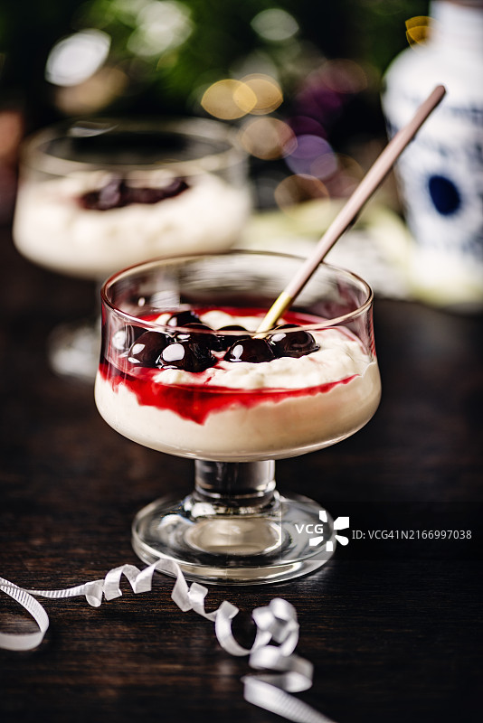 搭配樱桃酱的米布丁图片素材