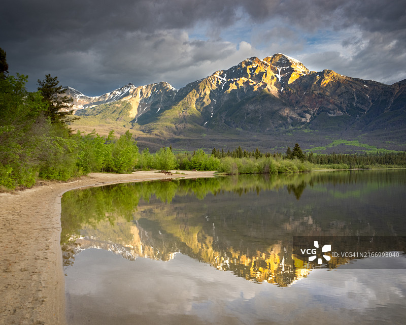 清晨的金字塔湖图片素材