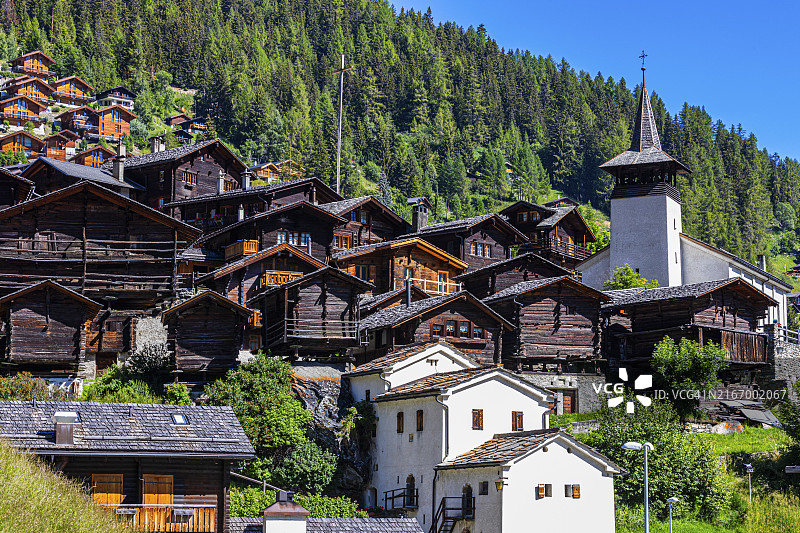 格里门茨历史中心的老木屋和圣特奥杜尔教堂，瓦莱州阿尔卑斯山区，瑞士，欧洲图片素材