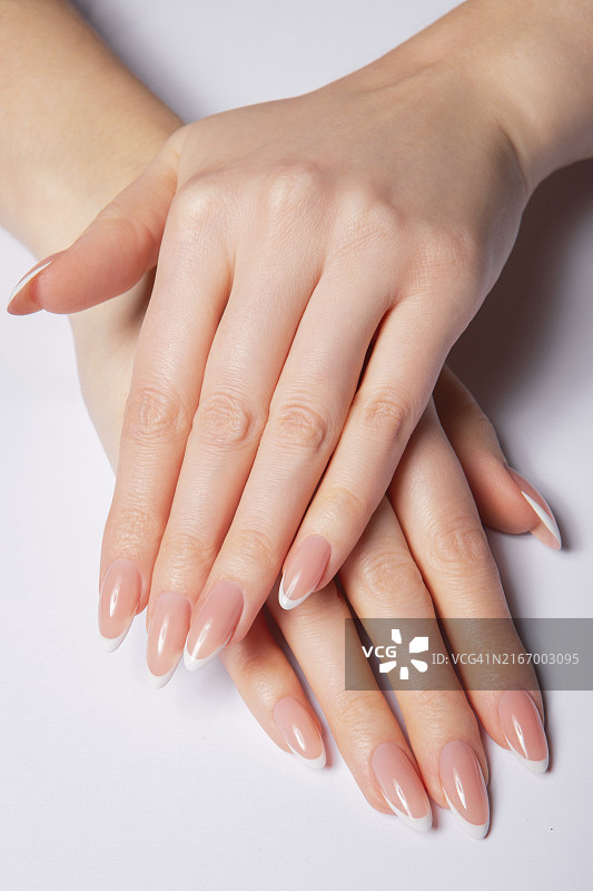 手持法式美甲贝壳的长指甲（高质量照片）图片素材