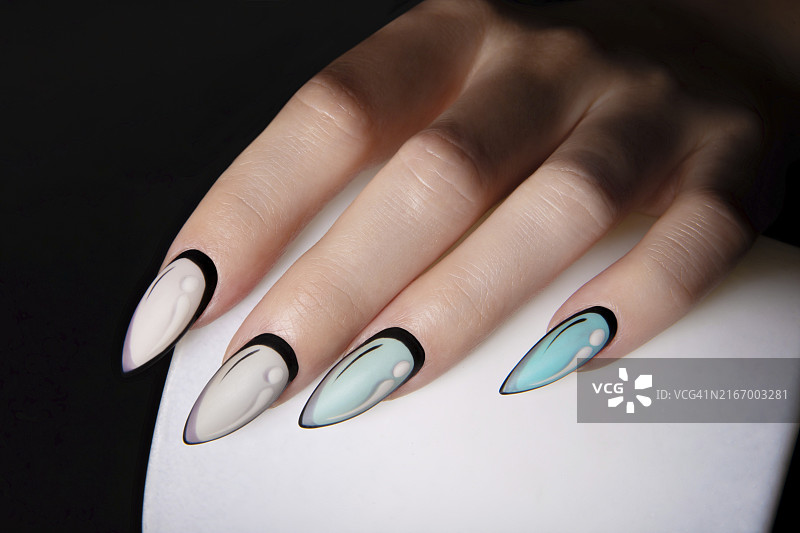 流行艺术风格美甲的女人手，创意美甲，高质量照片图片素材