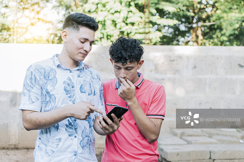 男人向另一个人展示手机图片素材