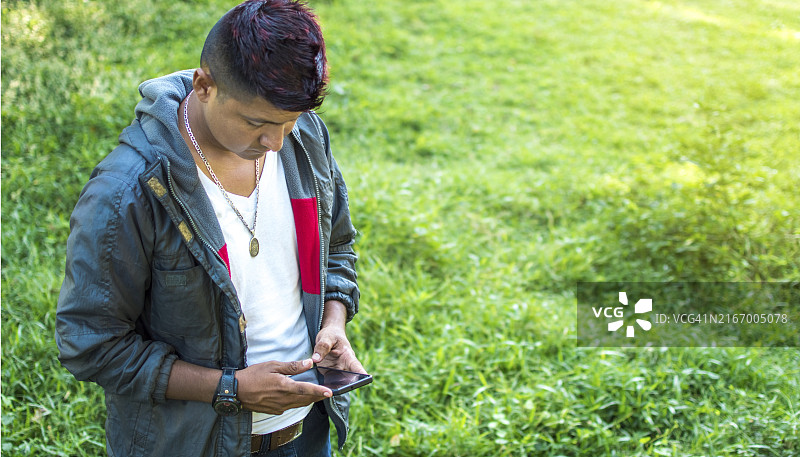 手持白色屏幕手机的男人特写图片素材