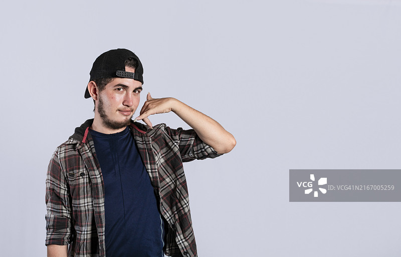 男人用手指做打电话的手势图片素材