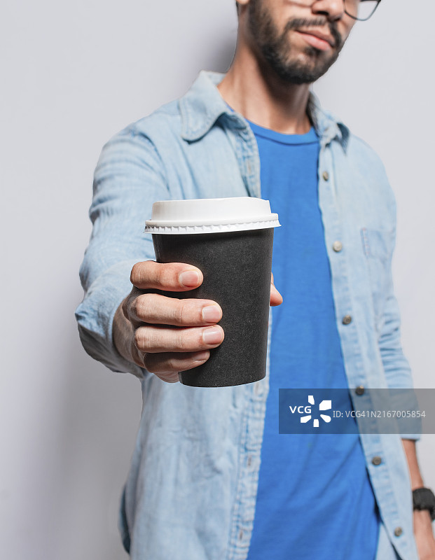 年轻人递咖啡特写图片素材