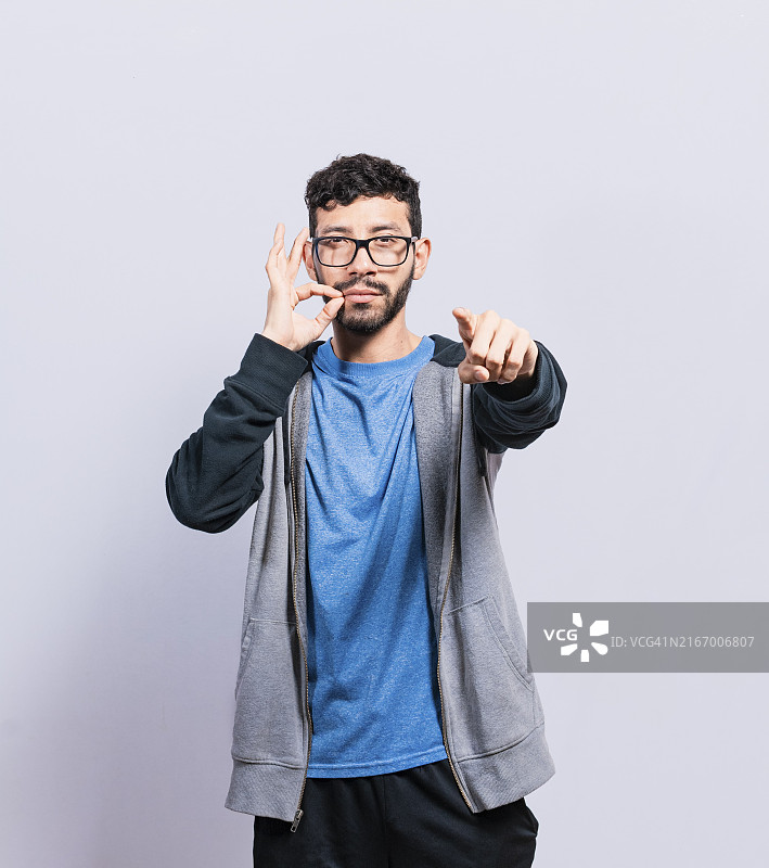 示意保持安静的男人图片素材