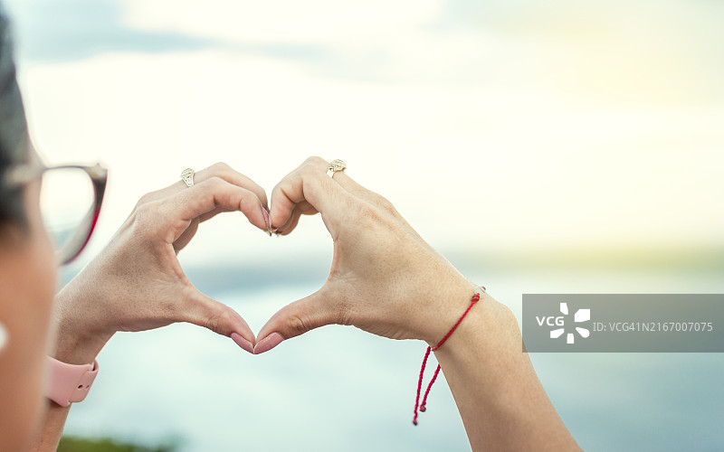 双手合拢成心形，女性双手合拢成心形图片素材