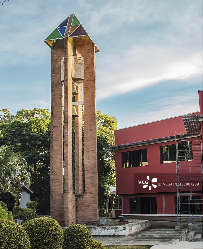 蓝色天空背景下的教堂尖顶照片图片素材