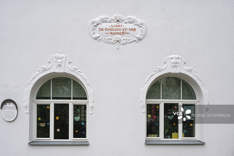 德国劳夫幼儿园的装饰窗框和标语图片素材