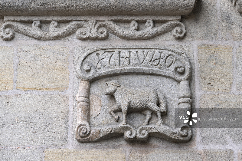 德国巴伐利亚州劳夫Spitalstrasse前旅馆的羔羊浮雕（1780年）图片素材