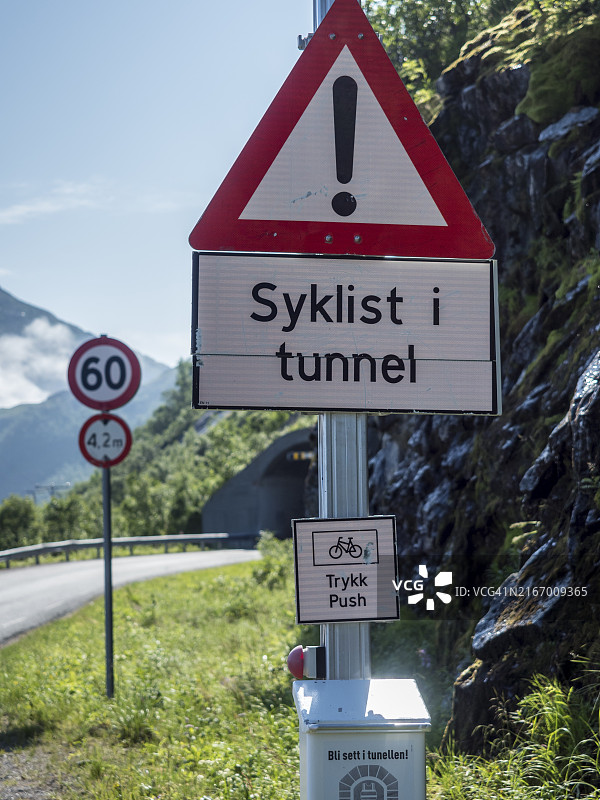 警示系统：提醒骑行者前方未照明隧道有自行车通行（挪威塞尼亚岛）图片素材