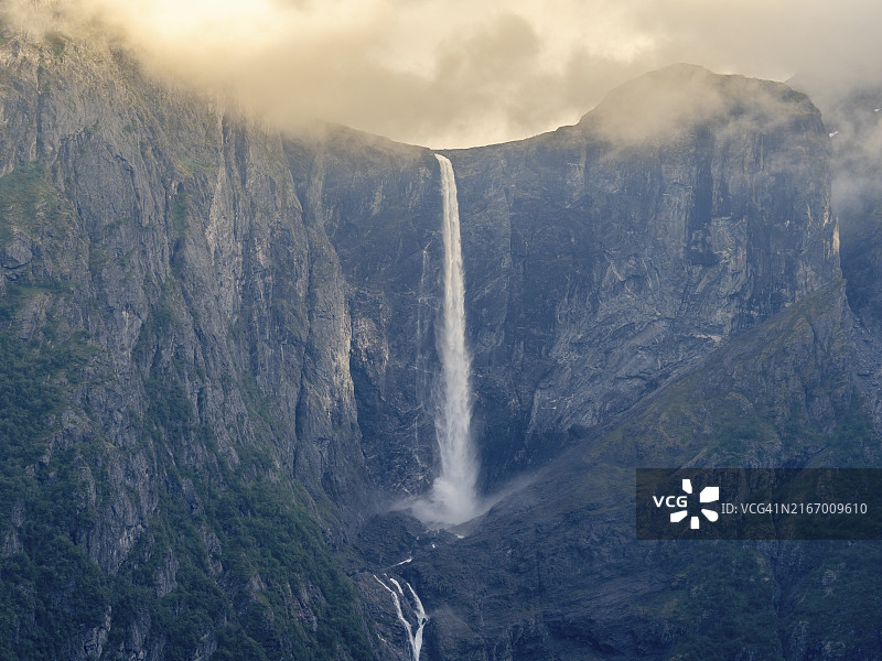 挪威最高的瀑布之一：马达尔斯福森瀑布图片素材