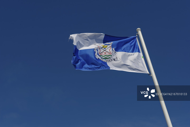 葡萄牙亚速尔群岛圣米格尔岛卡佩拉斯地区蓝白旗帜特写图片素材