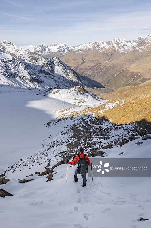 登山者从拉莫约赫雪地下降，奥地利蒂罗尔州图片素材