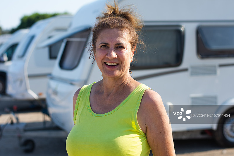 在露营车附近放松的女人图片素材