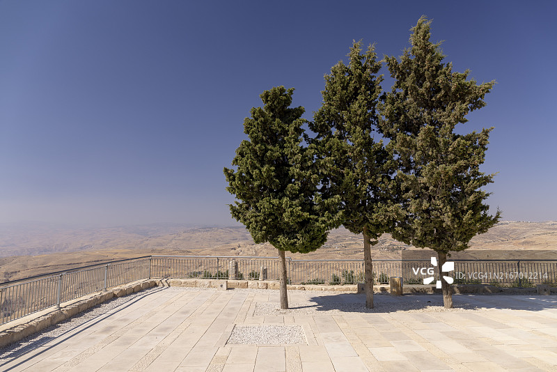 柏树和山景，尼波山，亚比林山脉，约旦，亚洲图片素材